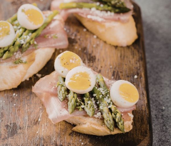 Toasts œufs de caille et asperges-vinaigres-codina-artisanat-recettes-lagrasse