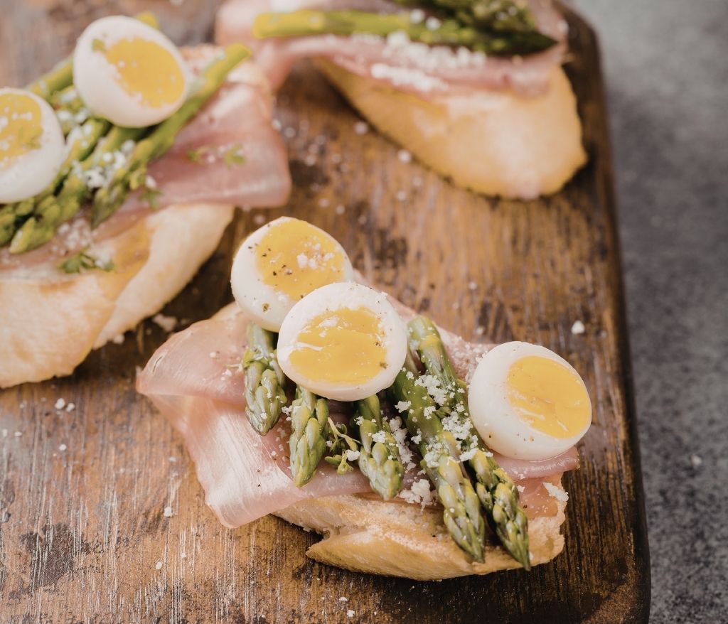 Toasts œufs de caille et asperges-vinaigres-codina-artisanat-recettes-lagrasse